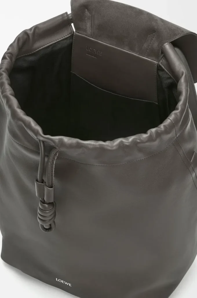 Mochila Flamenco en piel de becerro flexible y brillante Gris oscuro Mochila Flamenco en piel de becerro flexible y brillante Gris oscuro