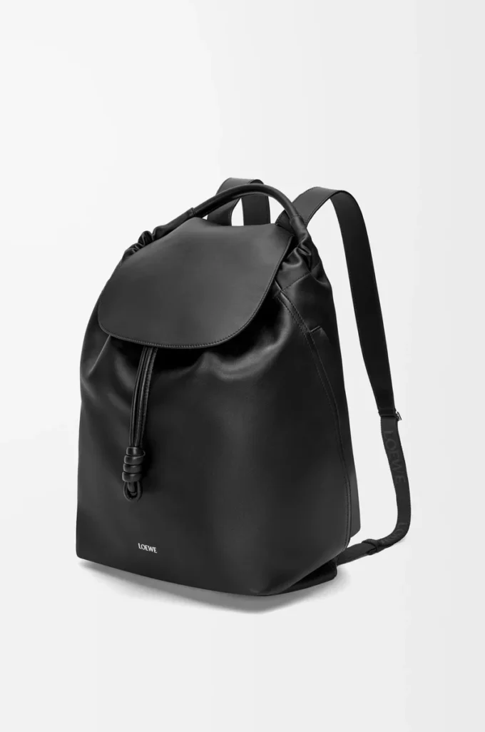 Mochila Flamenco en piel de becerro flexible y brillante. Negro Mochila Flamenco en piel de becerro flexible y brillante. Negro