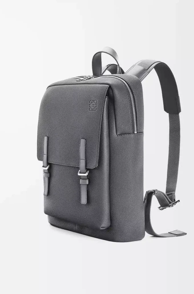 Mochila militar en piel de becerro granulada suave color antracita Mochila militar en piel de becerro granulada suave color antracita