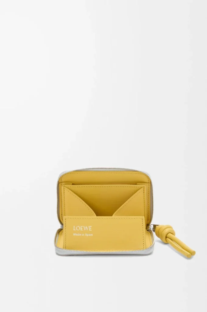 Monedero con cremallera en piel de becerro napa brillante gris concha/diente de león Monedero con cremallera en piel de becerro napa brillante gris concha/diente de león