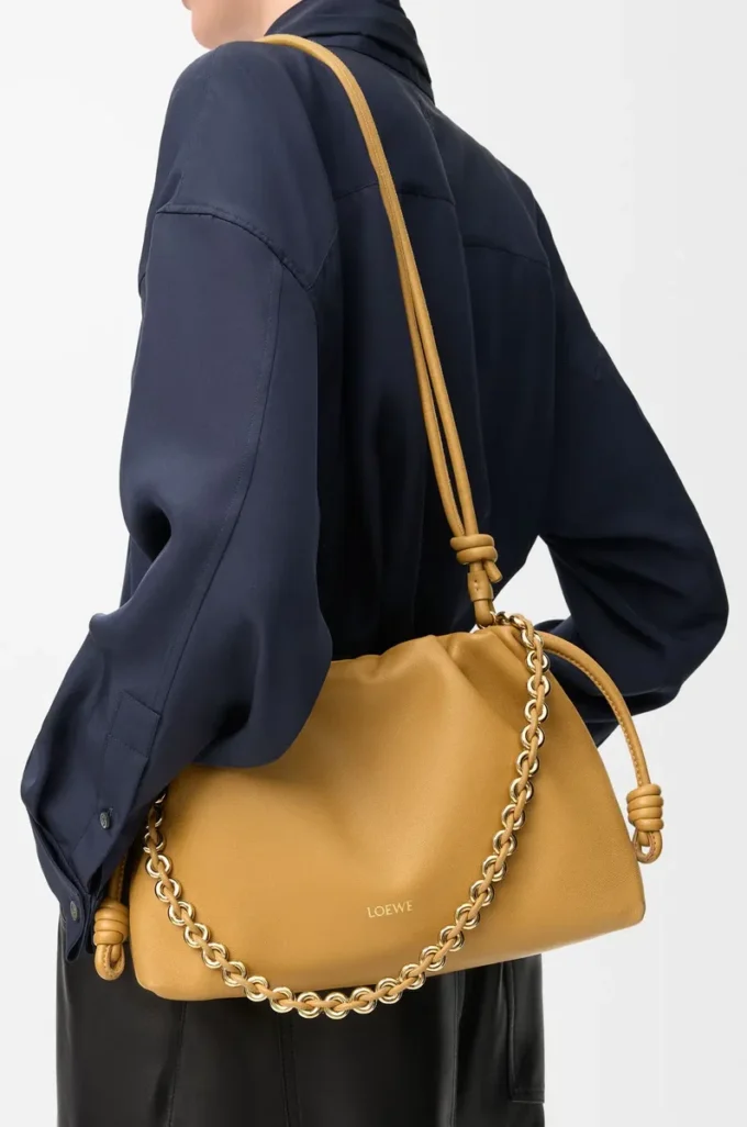 Monedero Flamenco mediano en piel de cordero napa suave color Sahara Monedero Flamenco mediano en piel de cordero napa suave color Sahara
