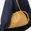 Monedero Flamenco mediano en piel de cordero napa suave color Sahara Monedero Flamenco mediano en piel de cordero napa suave color Sahara