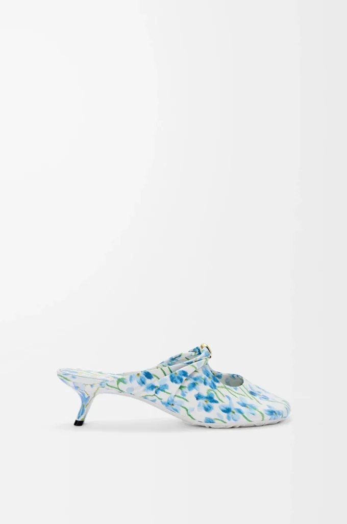 Mules Pebble Soft en piel de cordero napa estampada Soft White/Blue Mules Pebble Soft en piel de cordero napa estampada Soft White/Blue