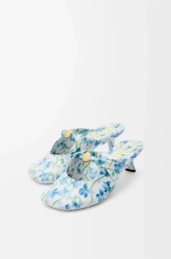 Mules Pebble Soft en piel de cordero napa estampada Soft White/Blue Mules Pebble Soft en piel de cordero napa estampada Soft White/Blue