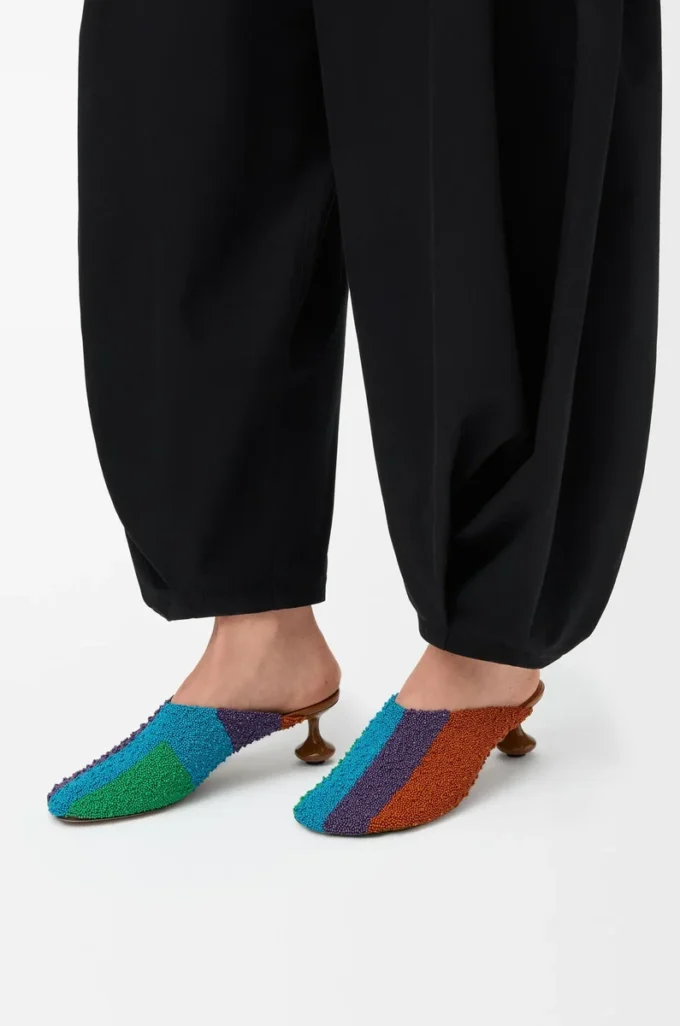 Mules Toy en lona bordada color caramelo/verde brillante Mules Toy en lona bordada color caramelo/verde brillante