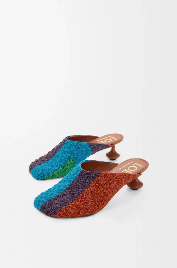 Mules Toy en lona bordada color caramelo/verde brillante Mules Toy en lona bordada color caramelo/verde brillante