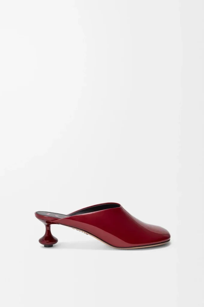 Mules Toy en suave piel de cordero charolada, color rojo oscuro Mules Toy en suave piel de cordero charolada, color rojo oscuro