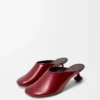 Mules Toy en suave piel de cordero charolada, color rojo oscuro Mules Toy en suave piel de cordero charolada, color rojo oscuro