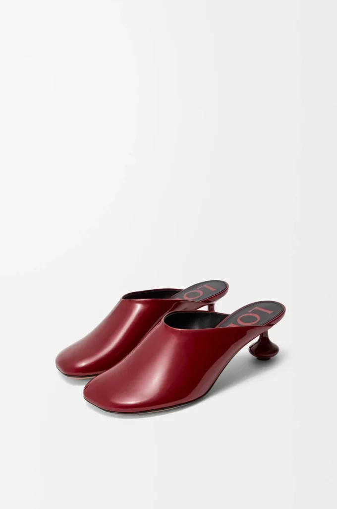 Mules Toy en suave piel de cordero charolada, color rojo oscuro Mules Toy en suave piel de cordero charolada, color rojo oscuro