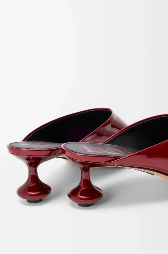Mules Toy en suave piel de cordero charolada, color rojo oscuro Mules Toy en suave piel de cordero charolada, color rojo oscuro