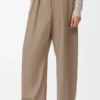 Pantalones acampanados de lana color arena Pantalones acampanados de lana color arena