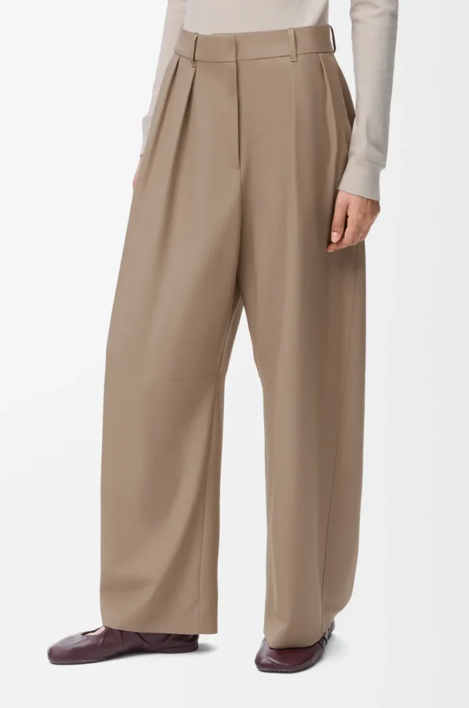 Pantalones acampanados de lana color arena Pantalones acampanados de lana color arena