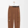 Pantalones cargo de tejido técnico color toffee Pantalones cargo de tejido técnico color toffee