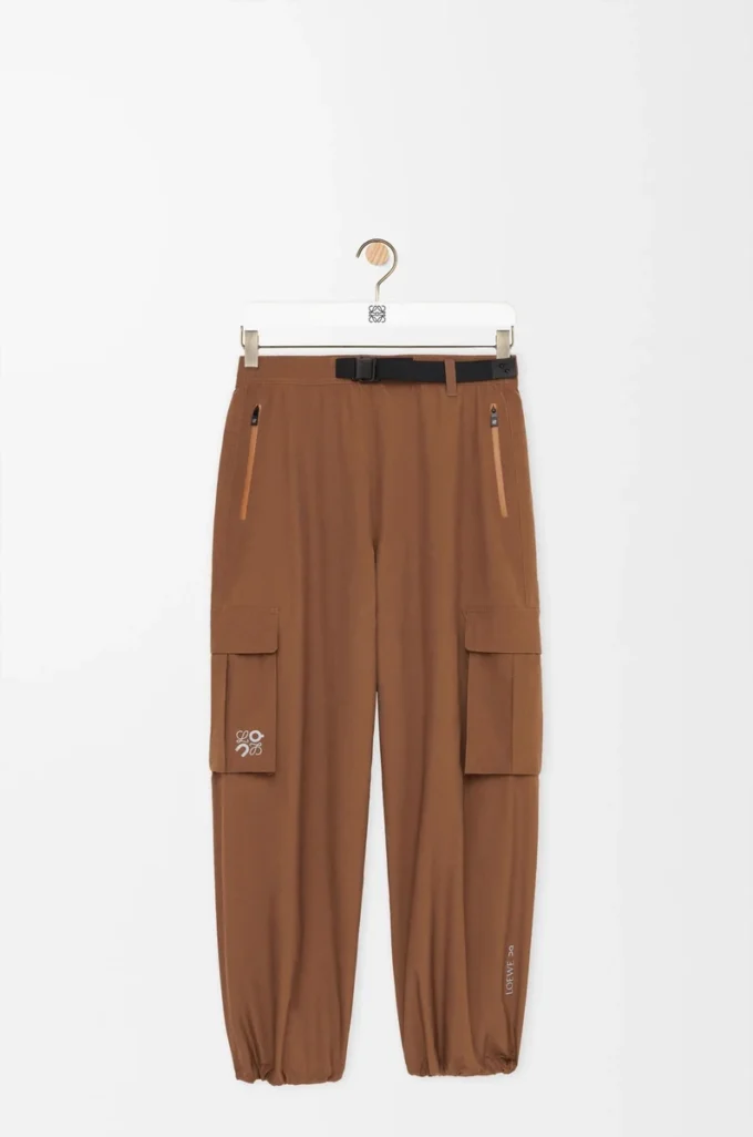 Pantalones cargo de tejido técnico color toffee Pantalones cargo de tejido técnico color toffee