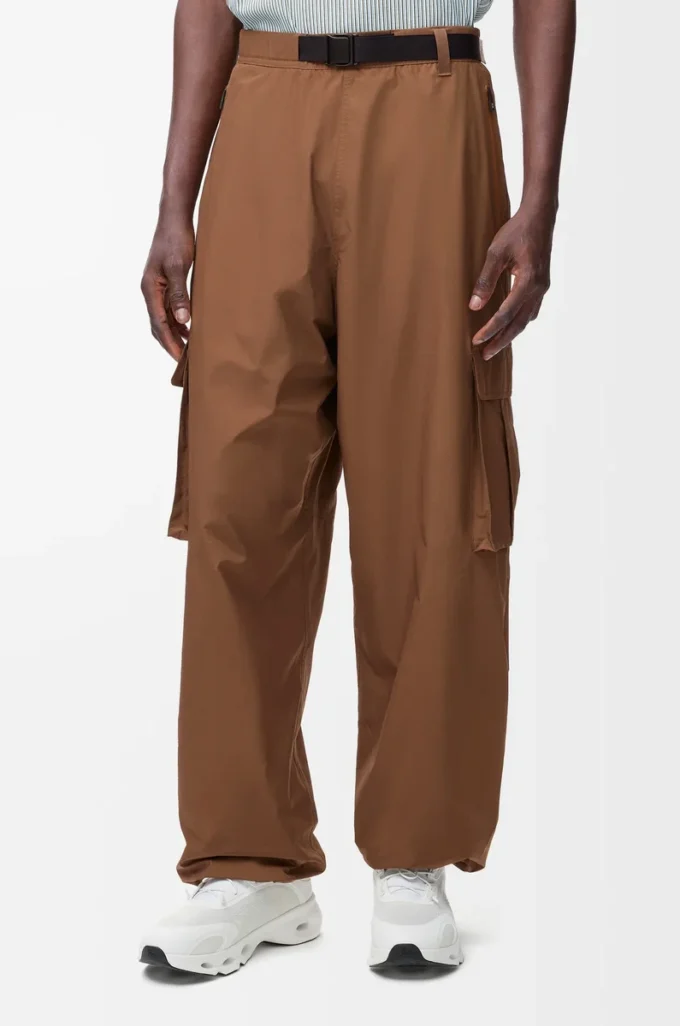 Pantalones cargo de tejido técnico color toffee Pantalones cargo de tejido técnico color toffee