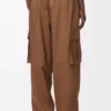 Pantalones cargo de tejido técnico color toffee Pantalones cargo de tejido técnico color toffee