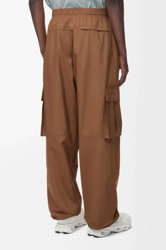 Pantalones cargo de tejido técnico color toffee Pantalones cargo de tejido técnico color toffee