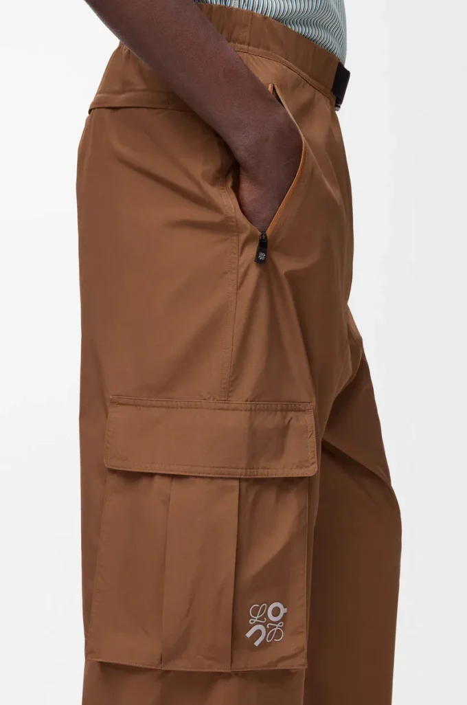 Pantalones cargo de tejido técnico color toffee Pantalones cargo de tejido técnico color toffee