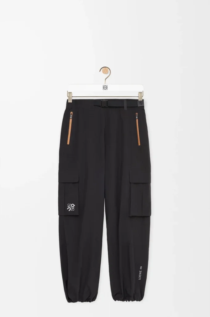 Pantalones cargo de tejido técnico negro Pantalones cargo de tejido técnico negro