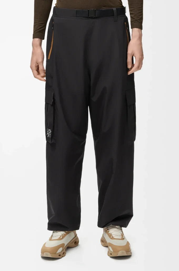 Pantalones cargo de tejido técnico negro Pantalones cargo de tejido técnico negro