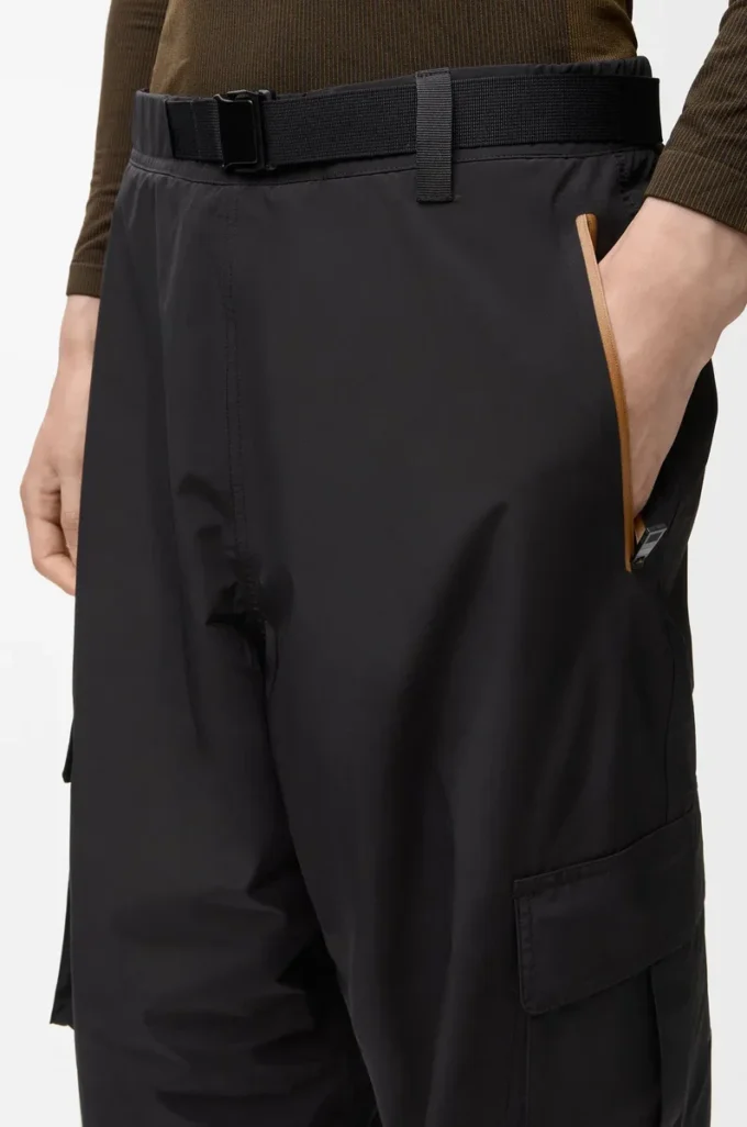 Pantalones cargo de tejido técnico negro Pantalones cargo de tejido técnico negro