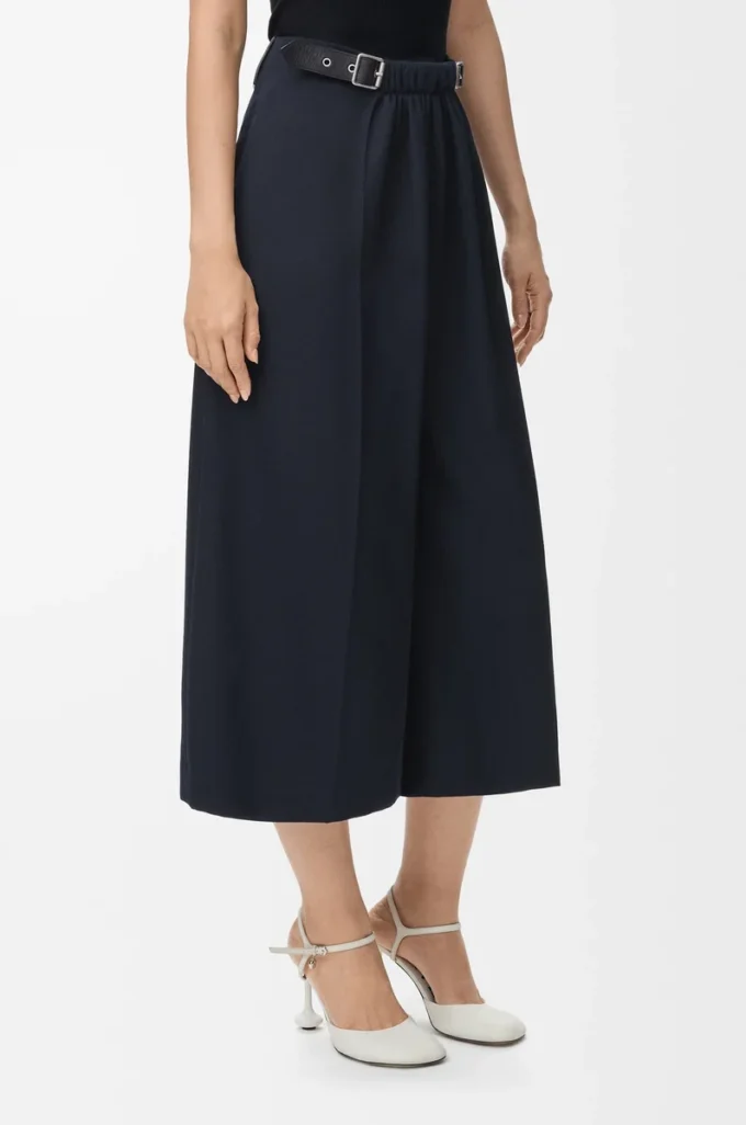 Pantalones cortos con cinturón de lana azul marino Pantalones cortos con cinturón de lana azul marino