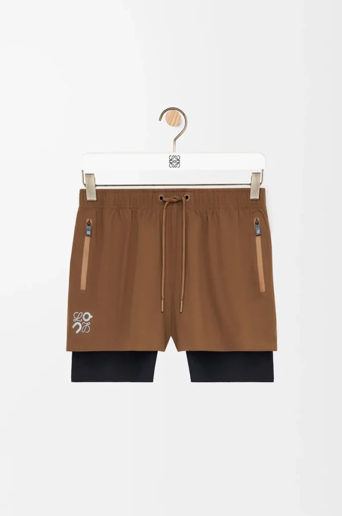 Pantalones cortos de alto rendimiento en tejido técnico color toffee Pantalones cortos de alto rendimiento en tejido técnico color toffee
