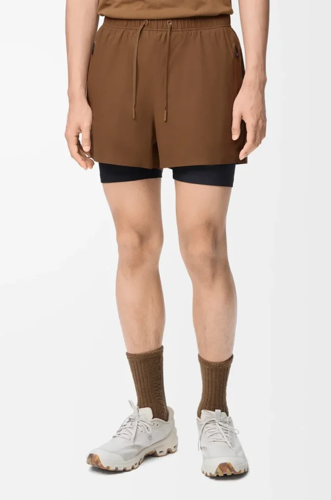 Pantalones cortos de alto rendimiento en tejido técnico color toffee Pantalones cortos de alto rendimiento en tejido técnico color toffee