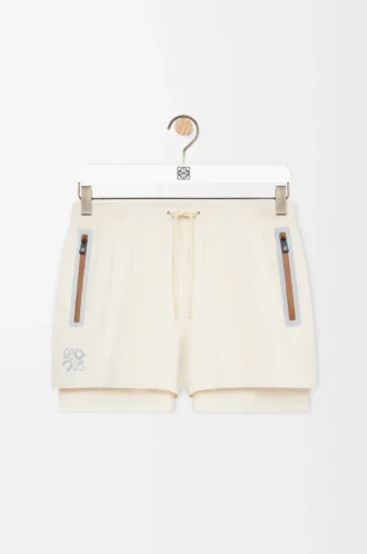 Pantalones cortos de alto rendimiento en tejido técnico marfil Pantalones cortos de alto rendimiento en tejido técnico marfil