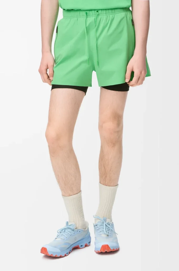 Pantalones cortos de alto rendimiento en tejido técnico verde Pantalones cortos de alto rendimiento en tejido técnico verde