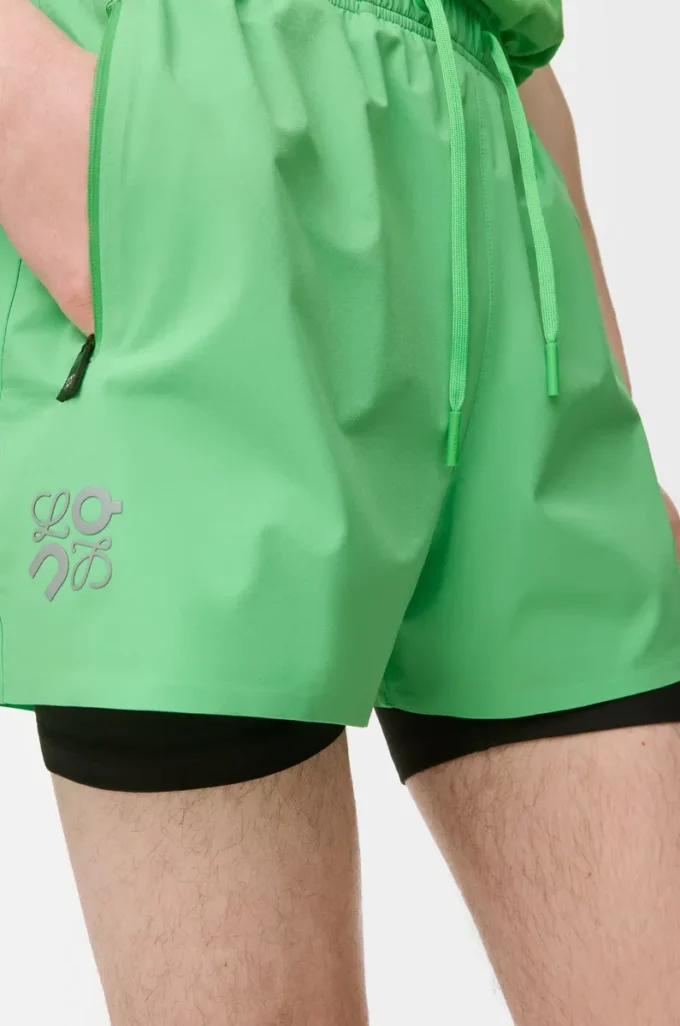 Pantalones cortos de alto rendimiento en tejido técnico verde Pantalones cortos de alto rendimiento en tejido técnico verde