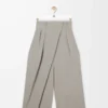 Pantalones cropped cruzados de lana en color beige claro jaspeado Pantalones cropped cruzados de lana en color beige claro jaspeado