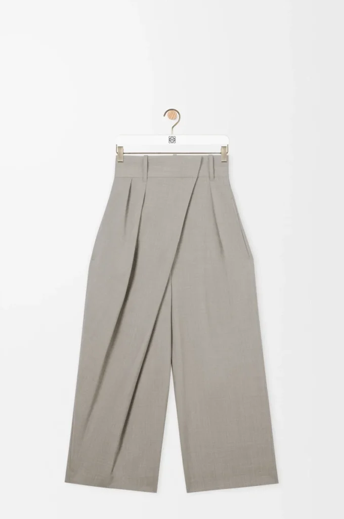 Pantalones cropped cruzados de lana en color beige claro jaspeado Pantalones cropped cruzados de lana en color beige claro jaspeado
