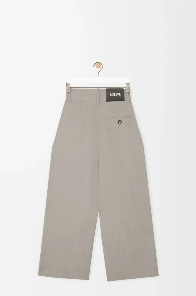 Pantalones cropped cruzados de lana en color beige claro jaspeado Pantalones cropped cruzados de lana en color beige claro jaspeado