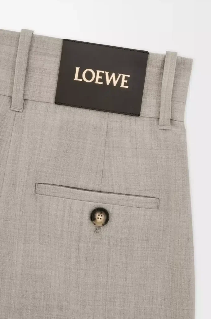 Pantalones cropped cruzados de lana en color beige claro jaspeado Pantalones cropped cruzados de lana en color beige claro jaspeado