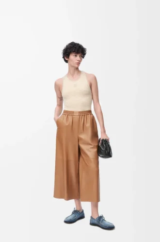 Pantalones cropped de piel de cordero napa color toffee
