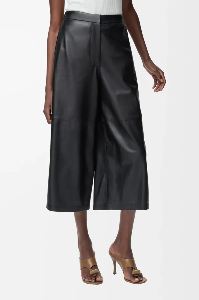Pantalones cropped de piel de cordero napa. Negro Pantalones cropped de piel de cordero napa. Negro