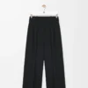 Pantalones de viscosa elástica en color negro. Pantalones de viscosa elástica en color negro.