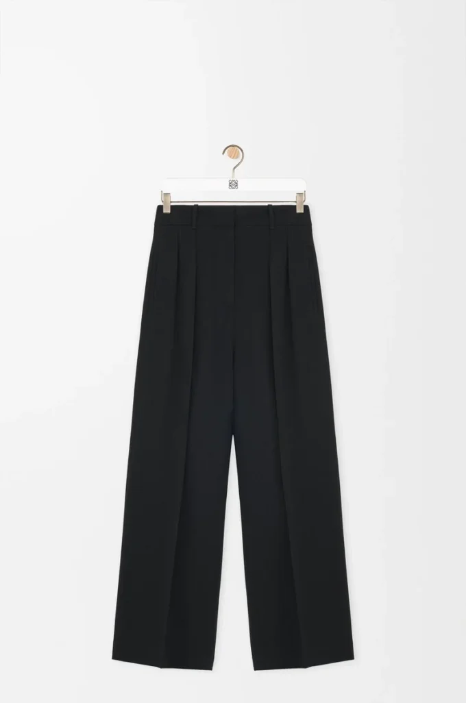 Pantalones de viscosa elástica en color negro. Pantalones de viscosa elástica en color negro.