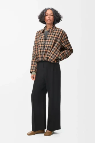 Pantalones de viscosa elástica en color negro.