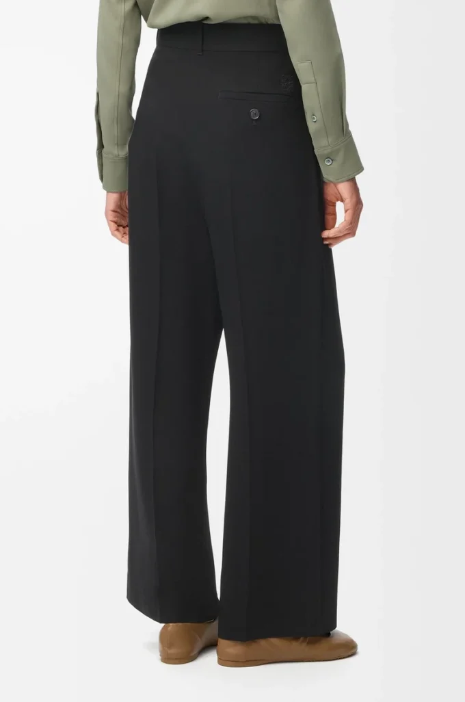 Pantalones de viscosa elástica en color negro. Pantalones de viscosa elástica en color negro.