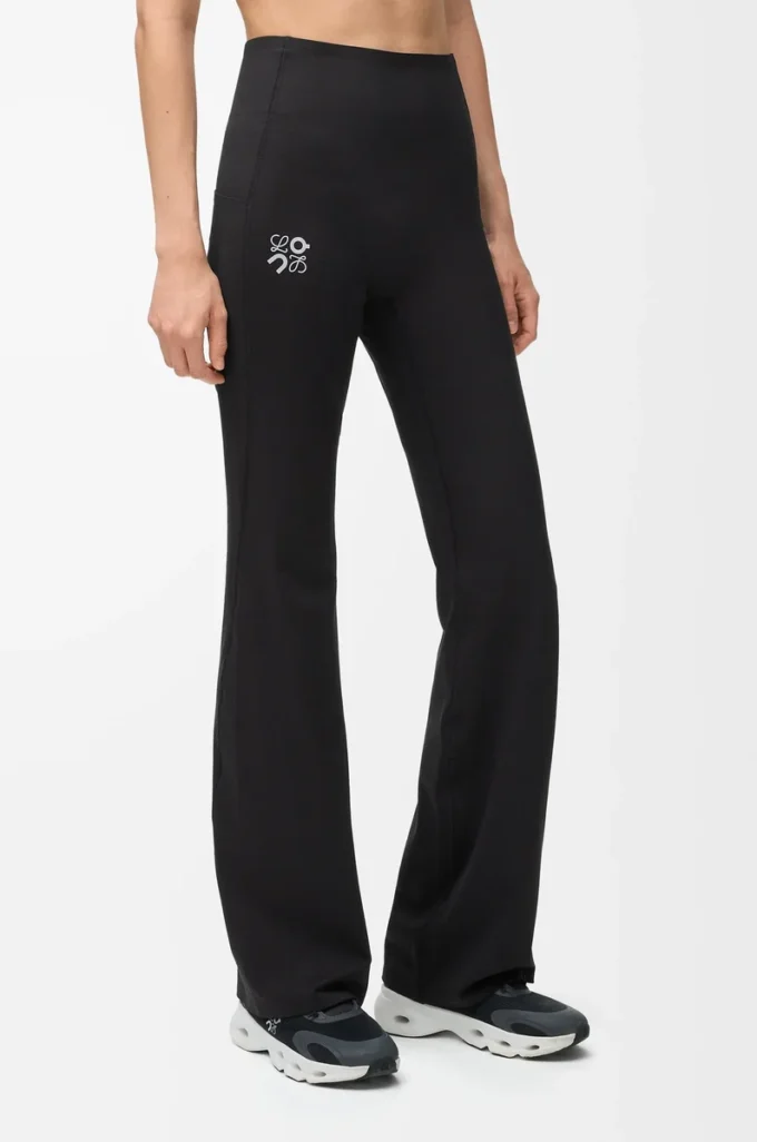 Pantalones suaves de corte acampanado en jersey técnico negro Pantalones suaves de corte acampanado en jersey técnico negro