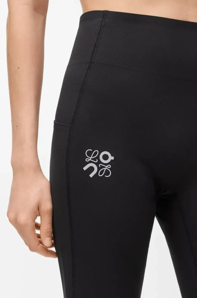 Pantalones suaves de corte acampanado en jersey técnico negro Pantalones suaves de corte acampanado en jersey técnico negro