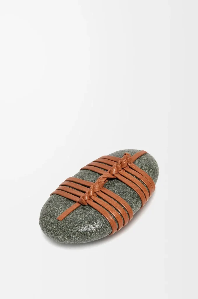 Piedra con nudo Kagero y piel de becerro, color tostado Piedra con nudo Kagero y piel de becerro, color tostado