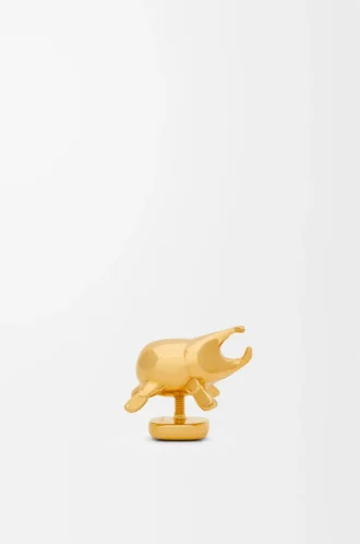 Pin escarabajo en latón dorado
