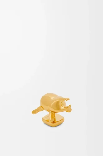 Pin escarabajo en latón dorado