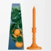 Portavelas de cera perfumado con esencia de azahar, un aroma que evoca la fragancia melosa y terrosa de las flores de naranjo. Portavelas de cera perfumado con esencia de azahar, un aroma que evoca la fragancia melosa y terrosa de las flores de naranjo.