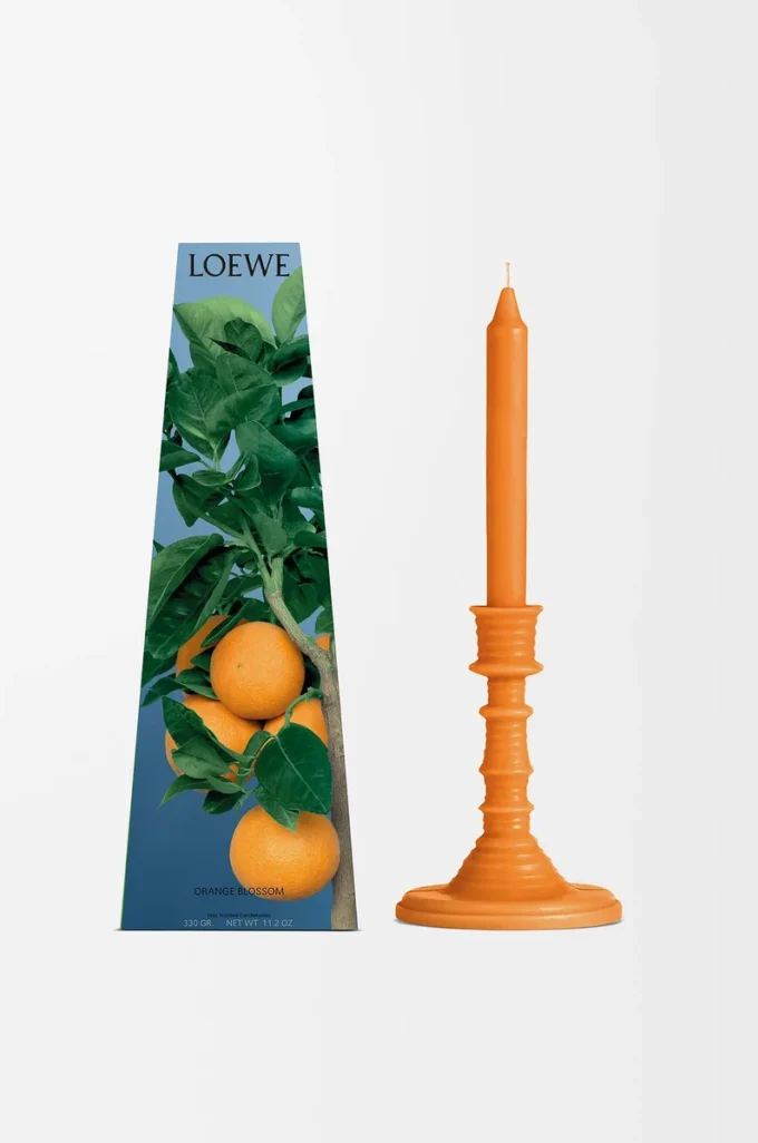 Portavelas de cera perfumado con esencia de azahar, un aroma que evoca la fragancia melosa y terrosa de las flores de naranjo. Portavelas de cera perfumado con esencia de azahar, un aroma que evoca la fragancia melosa y terrosa de las flores de naranjo.