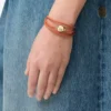 Pulsera Pebble de piel de becerro naranja/dorada