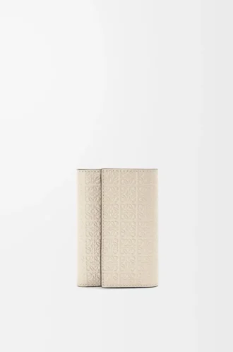 Repetición de cartera vertical pequeña en piel de becerro de seda repujada. Color avena claro.